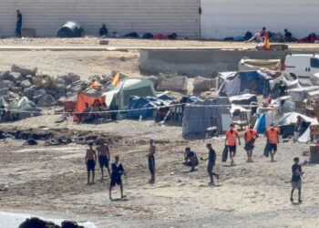 Las chozas vuelven a multiplicarse en la playa del Trampolín tras ser desalojada y limpiada hace apenas unos días