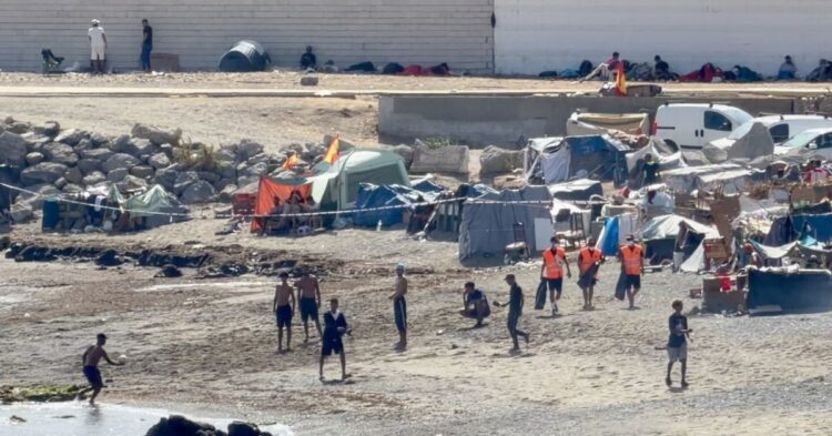 Las chozas vuelven a multiplicarse en la playa del Trampolín tras ser desalojada y limpiada hace apenas unos días Las chozas vuelven a multiplicarse en la playa del Trampolín tras ser desalojada y limpiada hace apenas unos días