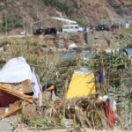 Cientos de migrantes reocupan la playa de El Trampolín en Ceuta horas después de su desalojo