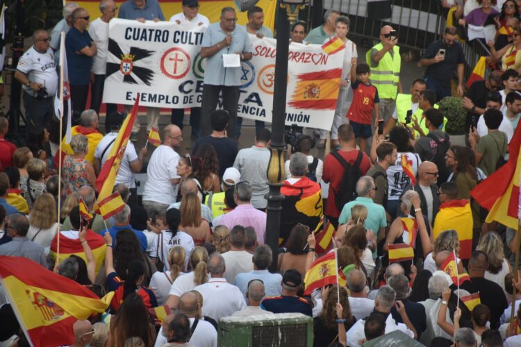 Manifestación de Vox: 73 coches elevan la contaminación acústica en el centro Manifestación de Vox: 73 coches elevan la contaminación acústica en el centro