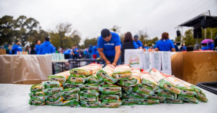 Incidentes en Ceuta durante la entrega de alimentos por Cruz Roja