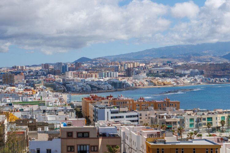 La madrugada más crítica en el Tarajal: más de 300 migrantes intentan cruzar la frontera de Ceuta