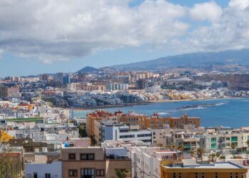 El Gobierno completa el traslado de cerca de 300 mujeres y niñas migrantes a una nave del polígono del Tarajal en Ceuta