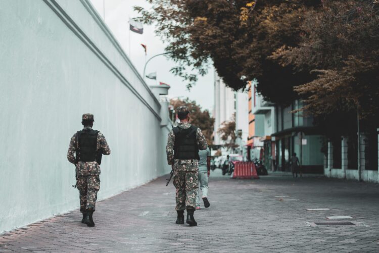 ACEMSA trabaja para arreglar conducciones de la red de saneamiento en la calle Real