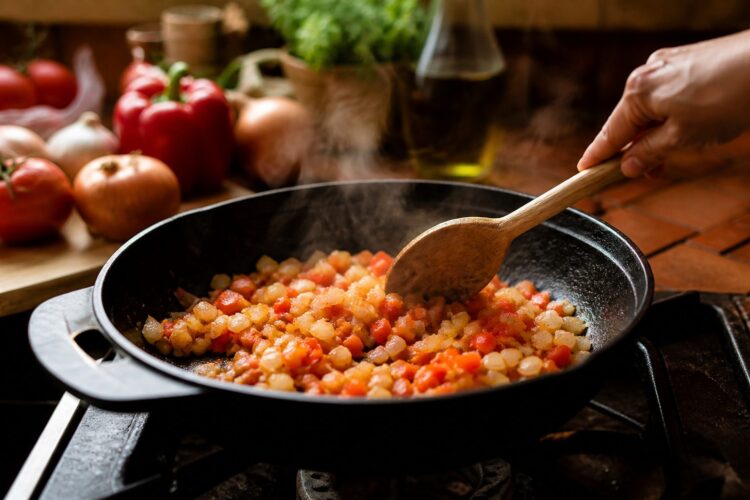 Cómo hacer un buen sofrito: la base de la cocina española (guía infalible)