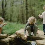 La psicología analiza la crianza de los niños en las décadas de 1960 y 1970: la clave del desarrollo de su autonomía