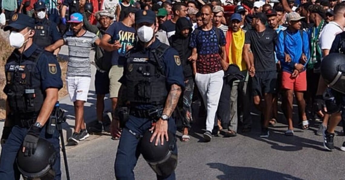 Tensión en el traslado de migrantes desde las playas al puerto de Ceuta Tensión en el traslado de migrantes desde las playas al puerto de Ceuta