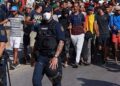 Tensión en el traslado de migrantes desde las playas al puerto de Ceuta Tensión en el traslado de migrantes desde las playas al puerto de Ceuta