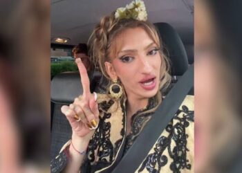 Una influencer confunde Ibiza con otro país y cambia sus euros a dólares