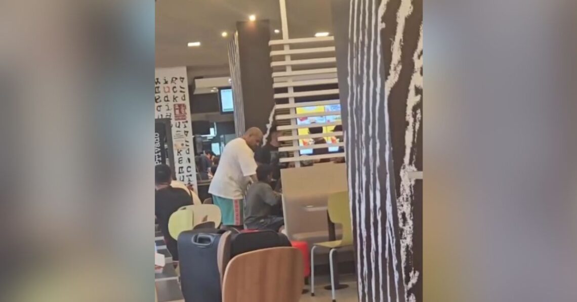 Abu Bakr Azaitar, el exluchador cercano a Mohamed VI que repartió comida en Ceuta Abu Bakr Azaitar, el exluchador cercano a Mohamed VI que repartió comida en Ceuta