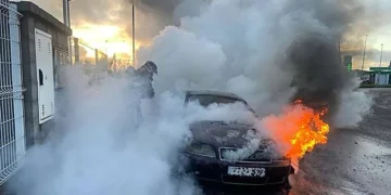Vandalismo en Ceuta: coches y contenedores arden en llamas