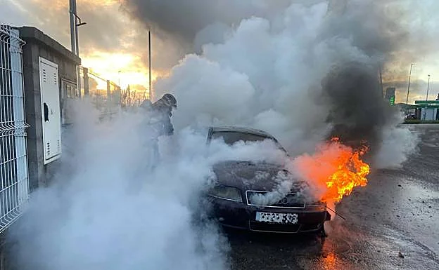 Vandalismo en Ceuta: coches y contenedores arden en llamas Vandalismo en Ceuta: coches y contenedores arden en llamas
