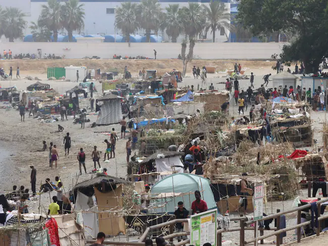 Las chozas de migrantes crecen en la playa de Benítez Las chozas de migrantes crecen en la playa de Benítez