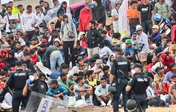 Ceuta: la Policía Nacional carga ante avalancha de inmigrantes en el puerto