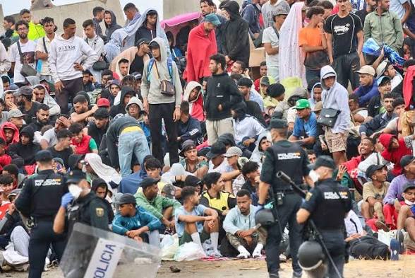 Ceuta: la Policía Nacional carga ante avalancha de inmigrantes en el puerto Ceuta: la Policía Nacional carga ante avalancha de inmigrantes en el puerto
