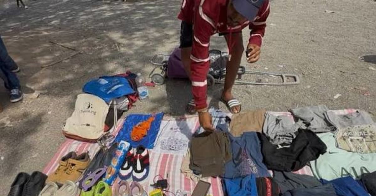 La Policía de Ceuta da una hora a migrantes para desmantelar mercadillos La Policía de Ceuta da una hora a migrantes para desmantelar mercadillos