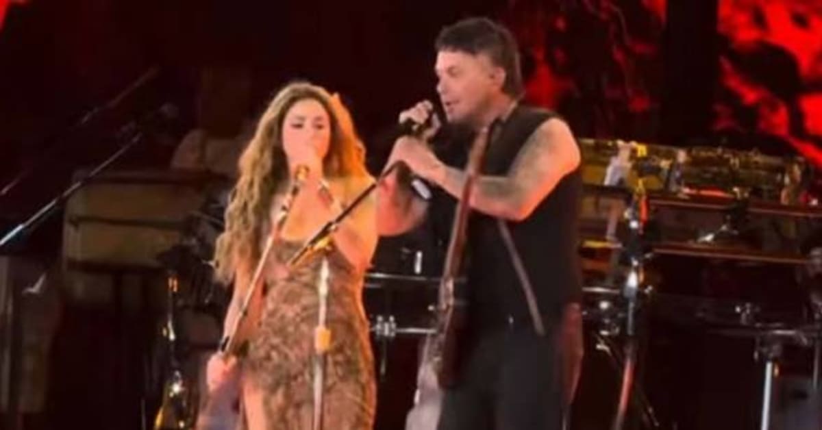 Alejandro Sanz apoya a Ceuta con símbolo durante acto en Madrid