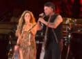 Alejandro Sanz apoya a Ceuta con símbolo durante acto en Madrid
