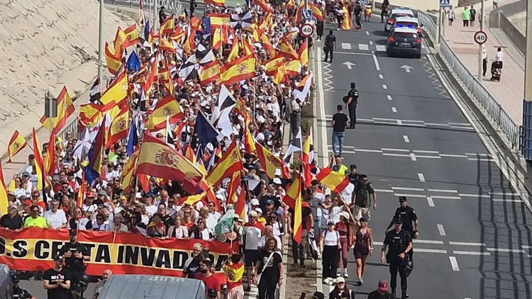 Protesta masiva en Ceuta: Miles de vecinos marchan hacia el Tarajal al grito de «invasores, expulsión» Protesta masiva en Ceuta: Miles de vecinos marchan hacia el Tarajal al grito de «invasores, expulsión»