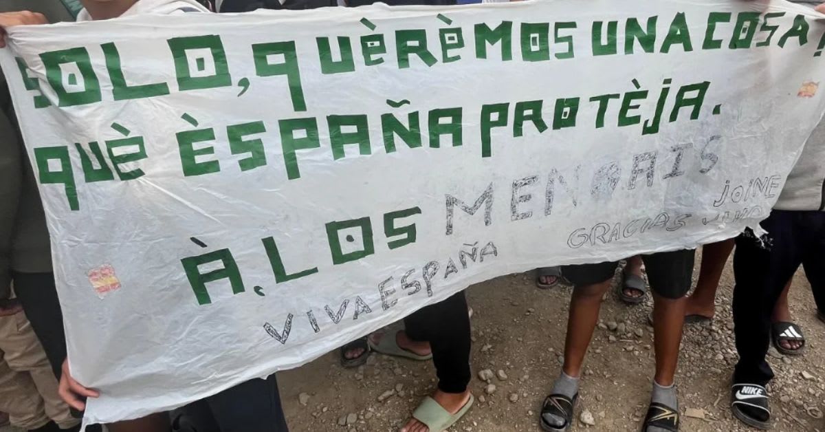 Medio centenar de menores migrantes se concentran en la playa del Trampolín para exigir un puesto en centros de acogida Medio centenar de menores migrantes se concentran en la playa del Trampolín para exigir un puesto en centros de acogida