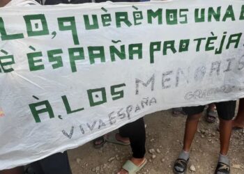 Medio centenar de menores migrantes se concentran en la playa del Trampolín para exigir un puesto en centros de acogida