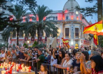 Cientos de velas iluminan la Plaza de África en una emotiva vigilia previa al Día de Ceuta