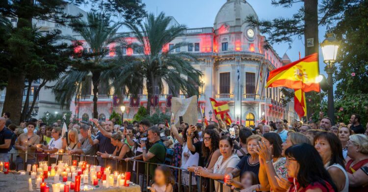 Cientos de velas iluminan la Plaza de África en una emotiva vigilia previa al Día de Ceuta Cientos de velas iluminan la Plaza de África en una emotiva vigilia previa al Día de Ceuta