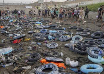 La empresa de limpieza de Ceuta recoge 25 toneladas más de basura al día tras la crisis migratoria: “Estamos un poco desbordados” La empresa de limpieza de Ceuta recoge 25 toneladas más de basura al día tras la crisis migratoria: “Estamos un poco desbordados”