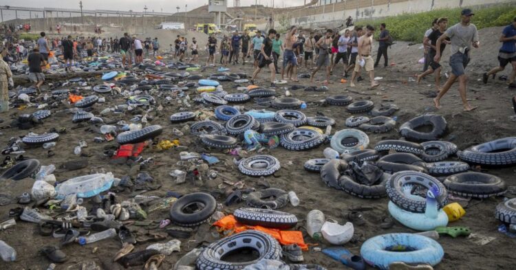 La empresa de limpieza de Ceuta recoge 25 toneladas más de basura al día tras la crisis migratoria: “Estamos un poco desbordados” La empresa de limpieza de Ceuta recoge 25 toneladas más de basura al día tras la crisis migratoria: “Estamos un poco desbordados”