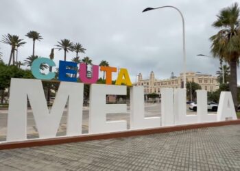 Melilla coloca el nombre de Ceuta junto al monolito de la Constitución en un nuevo gesto de apoyo a la ciudad hermana Melilla coloca el nombre de Ceuta junto al monolito de la Constitución en un nuevo gesto de apoyo a la ciudad hermana