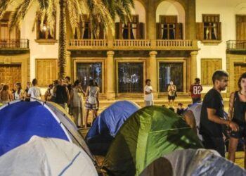 Más de 50 tiendas de campaña consolidan una acampada por el derecho a la vivienda frente a la Delegación del Gobierno en Las Palmas Más de 50 tiendas de campaña consolidan una acampada por el derecho a la vivienda frente a la Delegación del Gobierno en Las Palmas