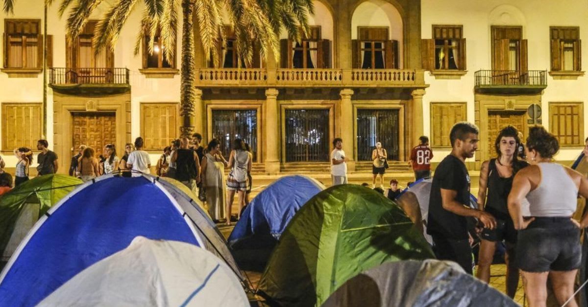 Más de 50 tiendas de campaña consolidan una acampada por el derecho a la vivienda frente a la Delegación del Gobierno en Las Palmas Más de 50 tiendas de campaña consolidan una acampada por el derecho a la vivienda frente a la Delegación del Gobierno en Las Palmas