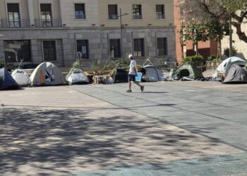 Del Trampolín al centro: la acampada contra el ruido y la inseguridad crece frente a la Delegación del Gobierno en Ceuta Del Trampolín al centro: la acampada contra el ruido y la inseguridad crece frente a la Delegación del Gobierno en Ceuta