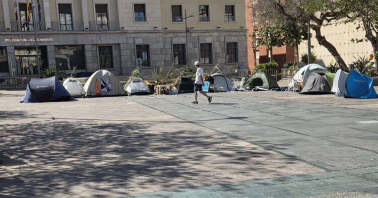 Del Trampolín al centro: la acampada contra el ruido y la inseguridad crece frente a la Delegación del Gobierno en Ceuta Del Trampolín al centro: la acampada contra el ruido y la inseguridad crece frente a la Delegación del Gobierno en Ceuta