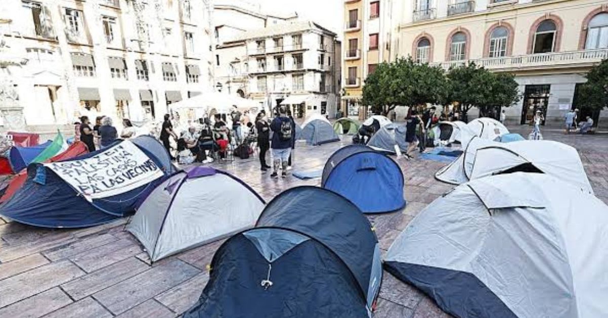La protesta por la vivienda se consolida en Málaga con una segunda jornada de acampada en la Plaza de la Constitución
