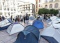 La protesta por la vivienda se consolida en Málaga con una segunda jornada de acampada en la Plaza de la Constitución