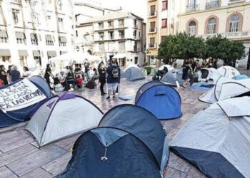 La protesta por la vivienda se consolida en Málaga con una segunda jornada de acampada en la Plaza de la Constitución