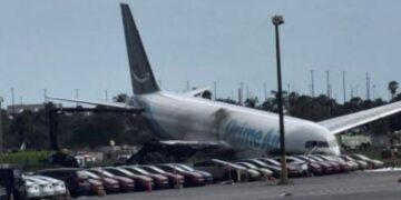 Un avión de carga de Amazon se sale de la pista en el aeropuerto de Miami y deja al menos cinco muertos Un avión de carga de Amazon se sale de la pista en el aeropuerto de Miami y deja al menos cinco muertos