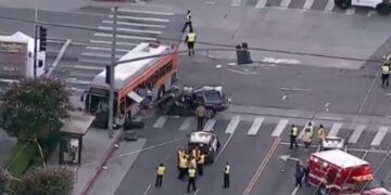 Tres muertos y un herido al estrellarse un helicóptero en Los Ángeles y provocar un incendio