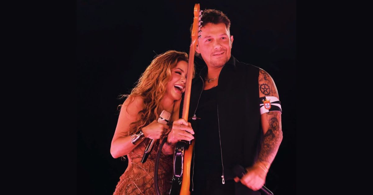 Alejandro Sanz luce la bandera de Ceuta en su reencuentro sobre el escenario con Shakira en Madrid Alejandro Sanz luce la bandera de Ceuta en su reencuentro sobre el escenario con Shakira en Madrid
