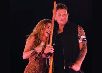 Alejandro Sanz luce la bandera de Ceuta en su reencuentro sobre el escenario con Shakira en Madrid Alejandro Sanz luce la bandera de Ceuta en su reencuentro sobre el escenario con Shakira en Madrid