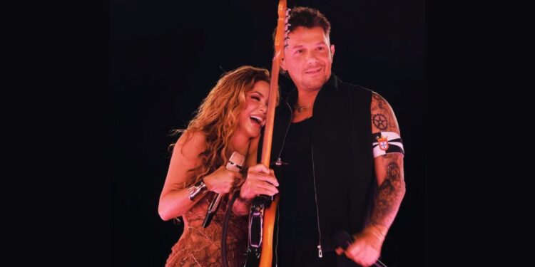 Alejandro Sanz canta junto a Shakira en el escenario de Madrid luciendo la bandera de Ceuta en su brazo.