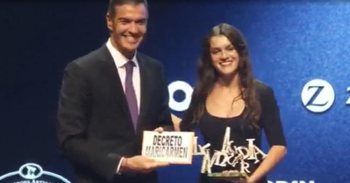 Amaia Romero entrega un cartel a Pedro Sánchez en apoyo a Maricarmen Amaia Romero entrega un cartel a Pedro Sánchez en apoyo a Maricarmen