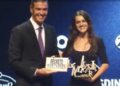 Amaia Romero entrega un cartel a Pedro Sánchez en apoyo a Maricarmen Amaia Romero entrega un cartel a Pedro Sánchez en apoyo a Maricarmen