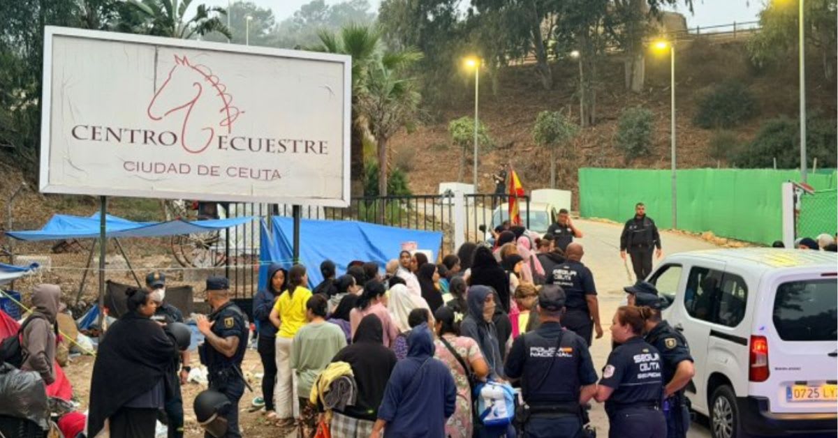 Ceuta traslada a más de 60 mujeres y niños al recinto de La Hípica tras vivir a la intemperie Ceuta traslada a más de 60 mujeres y niños al recinto de La Hípica tras vivir a la intemperie