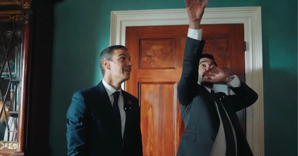 Pedro Sánchez y el alcalde de Nueva York se hacen virales encestando bolas de papel tras su reunión en EE. UU. Pedro Sánchez y el alcalde de Nueva York se hacen virales encestando bolas de papel tras su reunión en EE. UU.