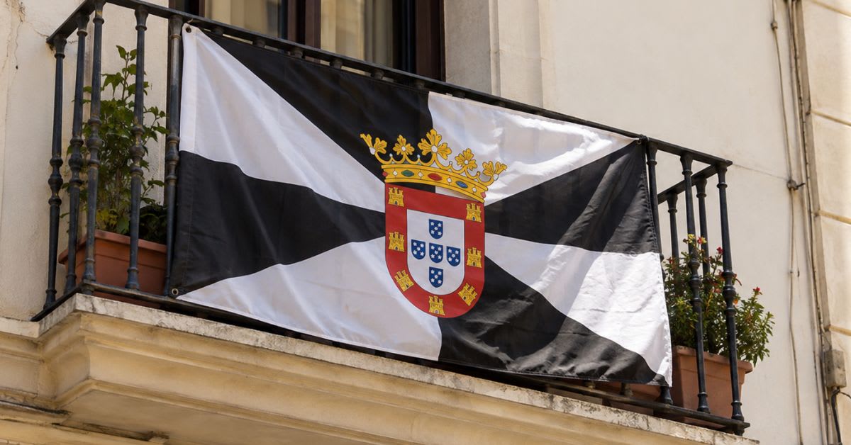 Banderas de Ceuta en balcones: qué permite la ley y cuándo hay problemas Banderas de Ceuta en balcones: qué permite la ley y cuándo hay problemas