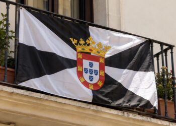 Banderas de Ceuta en balcones: qué permite la ley y cuándo hay problemas Banderas de Ceuta en balcones: qué permite la ley y cuándo hay problemas