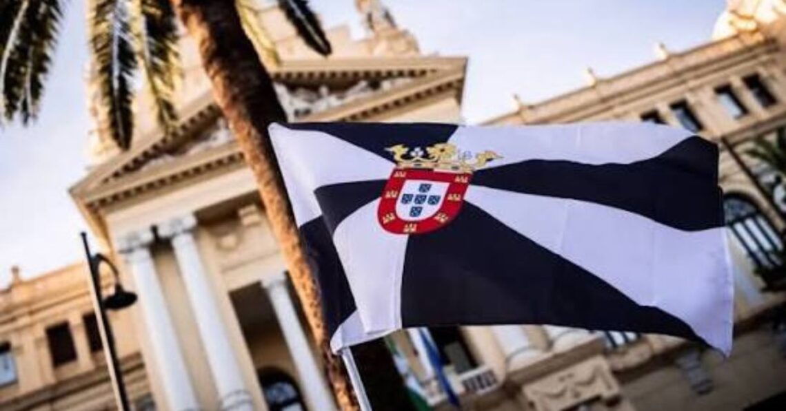 Roban la bandera de Ceuta del Ayuntamiento de Málaga colocada en solidaridad por la crisis migratoria Roban la bandera de Ceuta del Ayuntamiento de Málaga colocada en solidaridad por la crisis migratoria