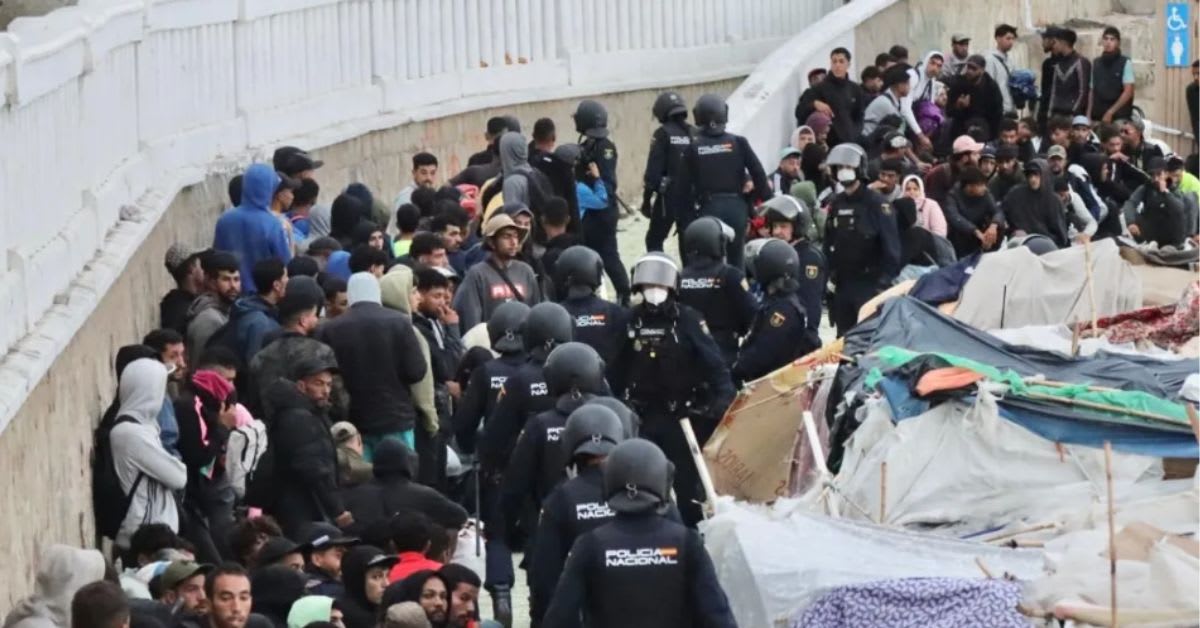 Una treintena de migrantes logra burlar el cordón policial y huye hacia el centro durante el desalojo de Benítez Una treintena de migrantes logra burlar el cordón policial y huye hacia el centro durante el desalojo de Benítez
